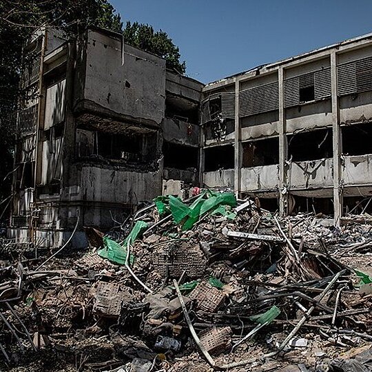 Bombardierung des Evin-Gefängnisses in Teheran Ein durch Bombardierung zerstörtes Gebäude